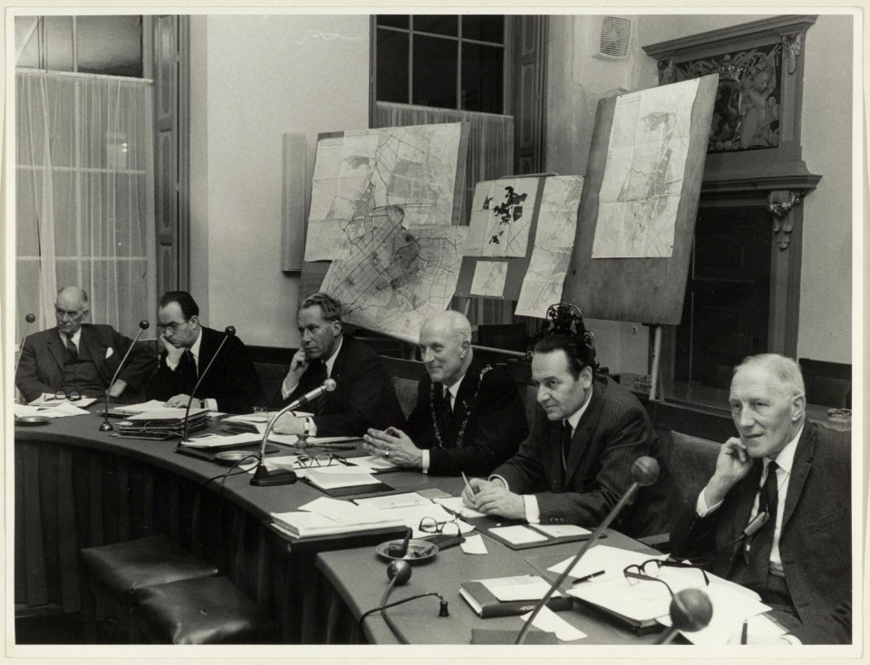 Het College van B & W bijeen tijdens een raadszitting. V.l.n.r. D.J.A.Spek, P.W. Voskuilen, D.J.A.Geluk, burgemeester P.O.F.M.Cremers, secretaris JN. Meysing en W.F. Happé. NL-HlmNHA 54003679