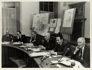 Het College van B & W bijeen tijdens een raadszitting. V.l.n.r. D.J.A.Spek, P.W. Voskuilen, D.J.A.Geluk, burgemeester P.O.F.M.Cremers, secretaris JN. Meysing en W.F. Happé. NL-HlmNHA 54003679