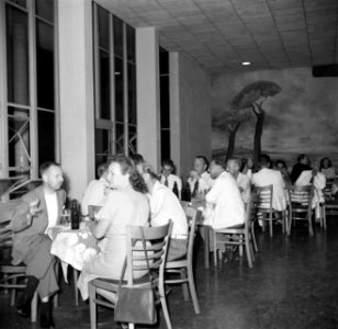 Het café in het stationsgebouw op vliegveld Hato op Curaçao, Bestanddeelnr 252-7703