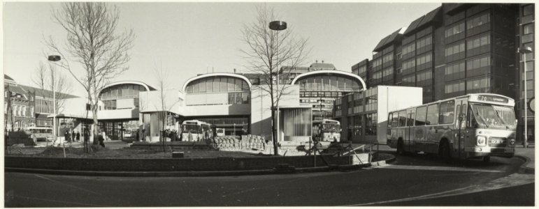Het busstation van de N.Z.H. op het stationsplein. NL-HlmNHA 54032571