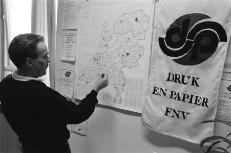 Het actiecentrum van Druk en Papier FNV met de kaart van Nederland en het overzi, Bestanddeelnr 934-4156