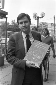 Het boek Niet Ledighs of IJdels gepresenteerd in Amsterdam auteur C. Brown met h, Bestanddeelnr 933-0765