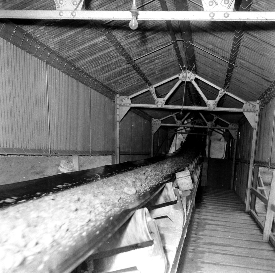 Het bauxieterts wordt na het wassen via een goot naar de ovens gevoerd in de fab, Bestanddeelnr 252-6606
