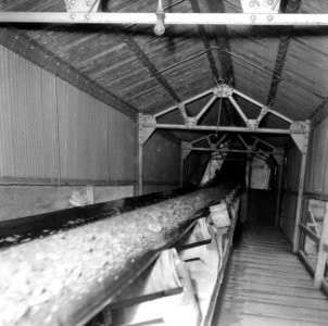 Het bauxieterts wordt na het wassen via een goot naar de ovens gevoerd in de fab, Bestanddeelnr 252-6606