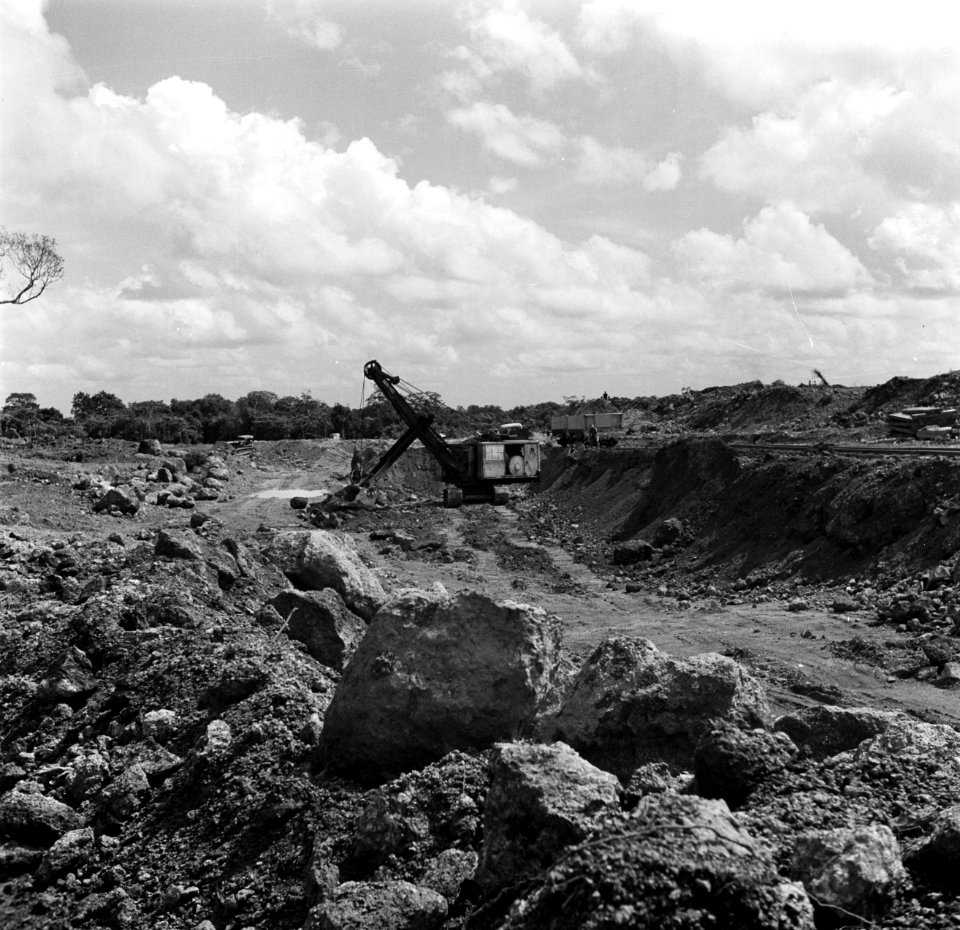 Het bauxietterein van de Billitonmaatschappij bij Paranam in Suriname na het geb, Bestanddeelnr 252-6544