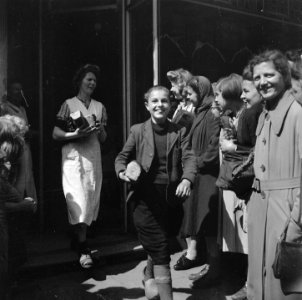 Het Amsterdamse publiek koopt gretig het nieuw aangekomen voedsel, Bestanddeelnr 900-3370