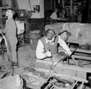 Het afsteken van het geblazen glas in de Glasfabriek Leerdam, Bestanddeelnr 254-4022