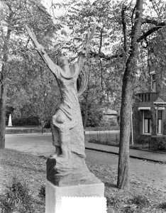 Het bevrijdingsbeeld te Bergen op Zoom van Nic. A. van der Kreek, Bestanddeelnr 907-4052