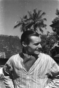 Het cabaret gezelschap Starten Maar .Zanger Eddy Canzoni (in pyama), Bestanddeelnr 513-2-9