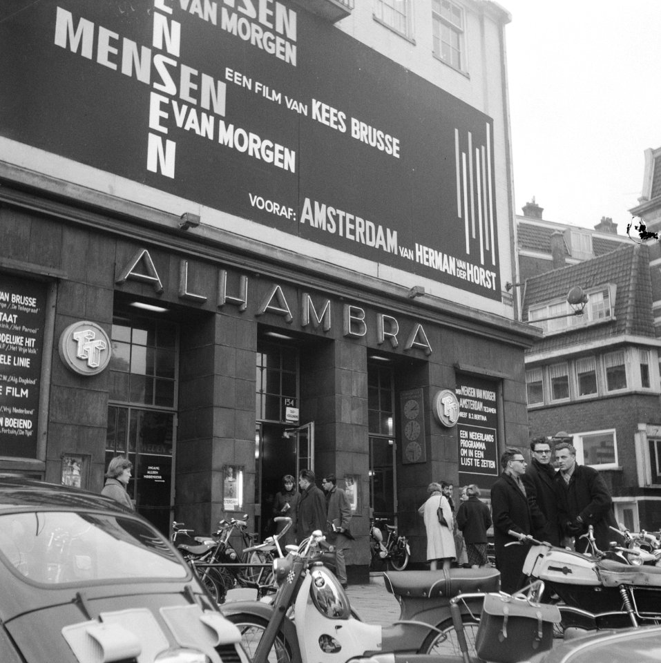 Het Amsterdamse Alhambratheater met aankondigingen voor de documentairefilm M, Bestanddeelnr 917-0897