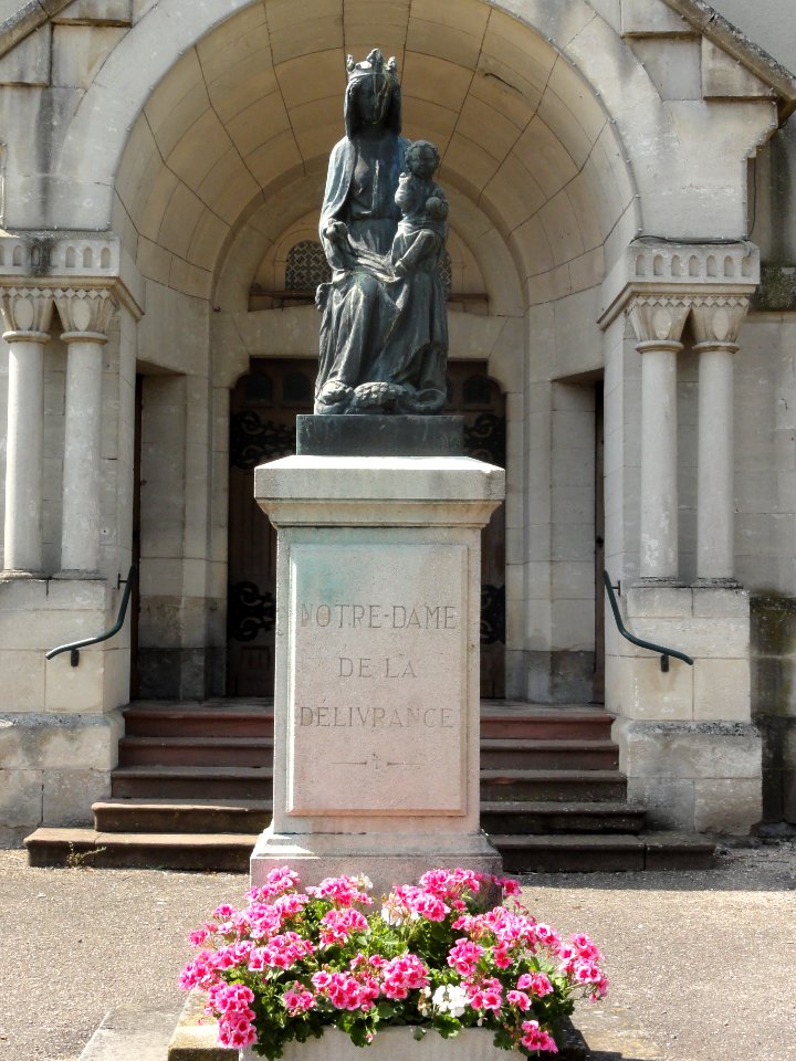 Hermeville-en-Woëvre (Meuse) statue N.D. de la délivrance devant l'église