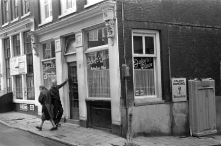 Het café vanaf de straatkant gezien, Bestanddeelnr 921-5856
