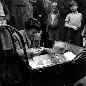 Het Amsterdamse publiek koopt gretig het nieuw aangekomen voedsel, Bestanddeelnr 900-3365