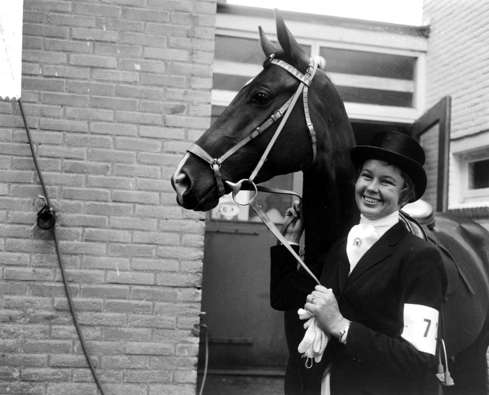 Het CHIO te Rotterdam te kampen met waterovervloed, Elizabeth Mooy met haar paar, Bestanddeelnr 918-1364