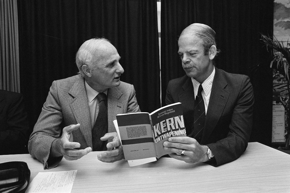 Het boek Kernontwapening, utopie of realiteitvan generaal-majoor b.d. M. H. v, Bestanddeelnr 931-6699