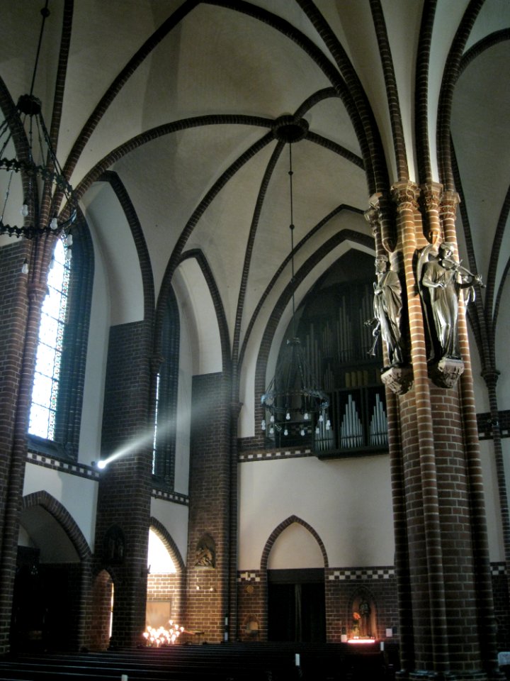 Herz-Jesu-Kirche (Berlin-Zehlendorf) Mittelsäule
