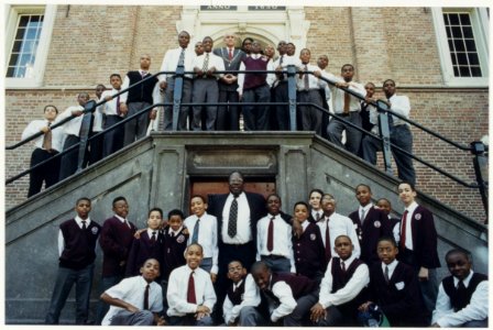 Het Boys Choir of Harlem poseert op de trappen van het stadhuis met Burgemeester Pop