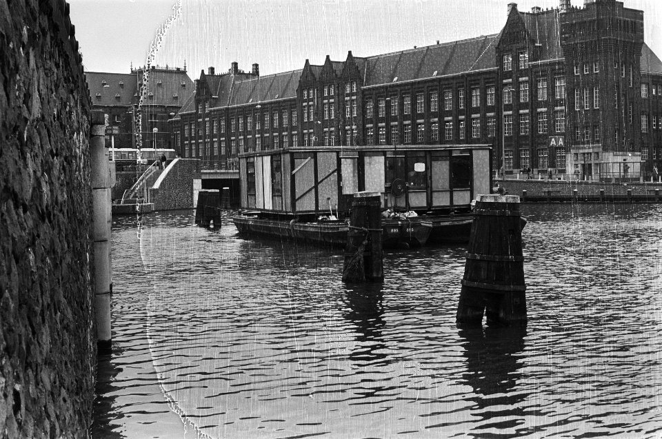 Heroineboot aan Oosterdokskade gesloten in verband met handel in drugs de boo, Bestanddeelnr 933-1212