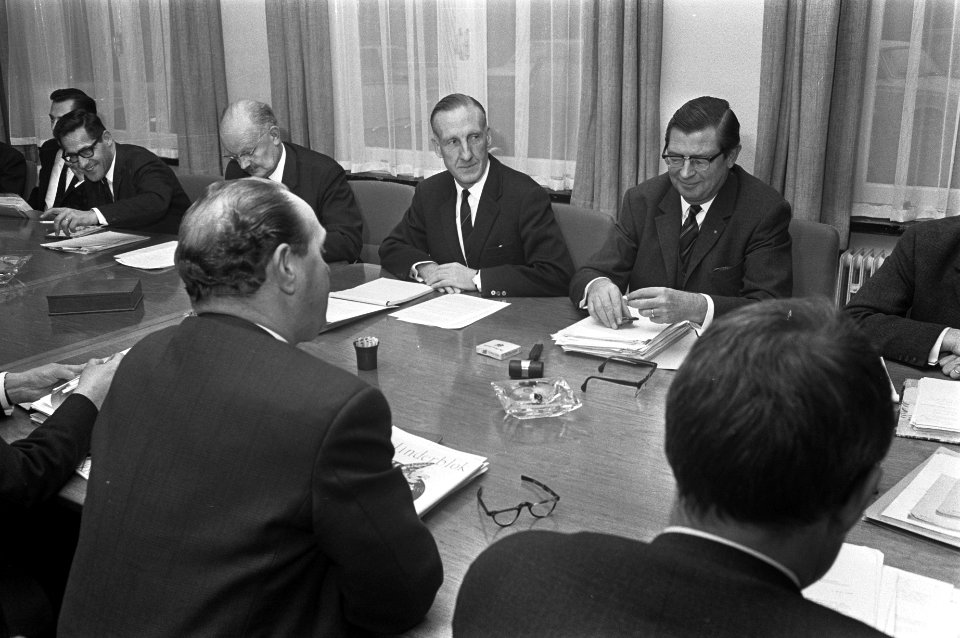 Heropening loon-overleg over de metaal overzicht van vergadering, Bestanddeelnr 921-9252