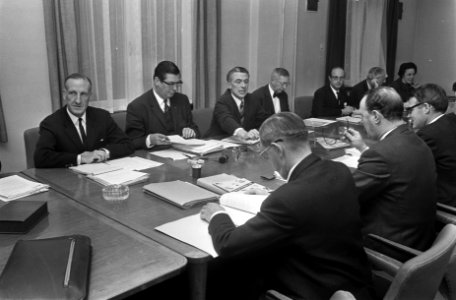 Heropening loon-overleg over de metaal overzicht van vergadering, Bestanddeelnr 921-9251