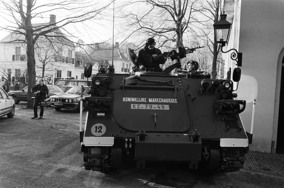 Het Catshuis, waar premier Peres met collega Lubbers sprak, werd zwaar bewaakt, Bestanddeelnr 933-5433
