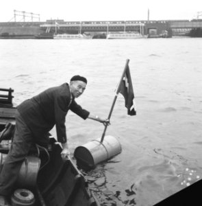 Hervatting IJ tunnelwerkzaamheden . Man markeert plaats van a.s. tunnel, Bestanddeelnr 912-9987