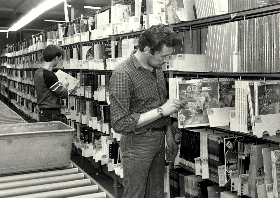 Het centrale magazijn van Rotonde, aan de Spaarndamseweg 414. Aangekocht in 1983 door fotograaf C. de Boer. - Negatiefnummer 22753 k 5a. - Gepubliceerd in het Haarlems Dagblad van 14.02.1983, NL-HlmNHA 54013871