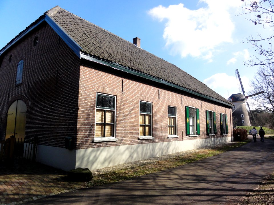 Hernen (Wijchen) Molenweg 2, voorm.bakkerij met woning, bij molen Gem.Mon
