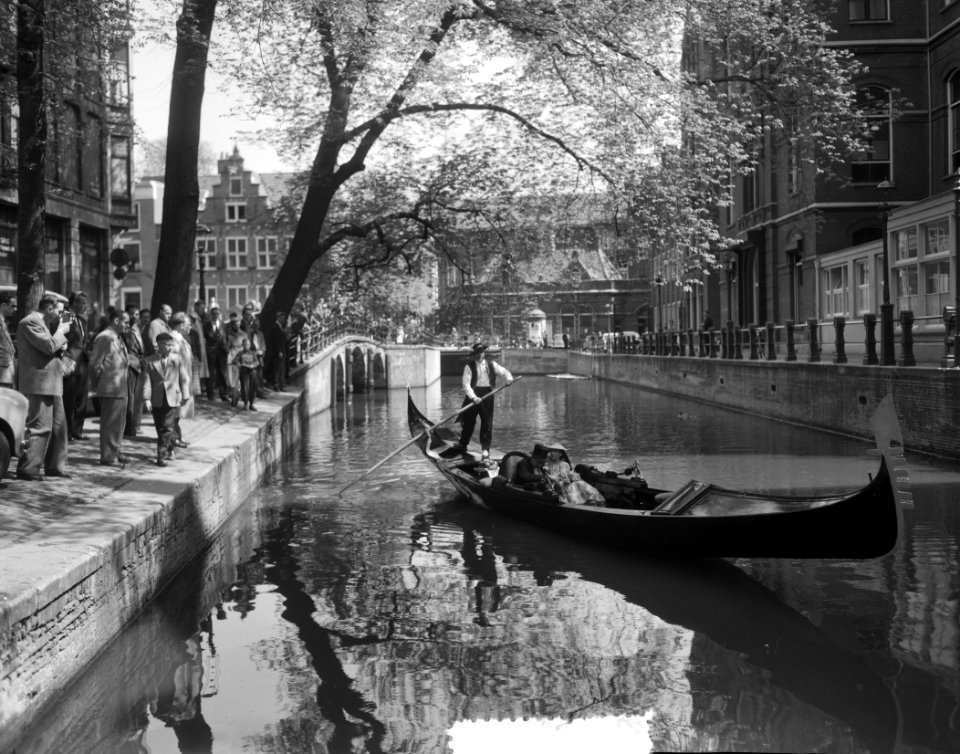 Het bruidspaar Maaskant wordt per gondel over de Amsterdamse grachten vervoerd, Bestanddeelnr 907-7636