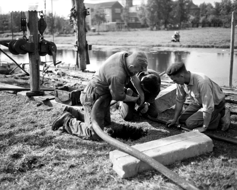 Het Ding in Wormer (gat in weiland), het in gereedheid brengen der pompen, Bestanddeelnr 910-7003