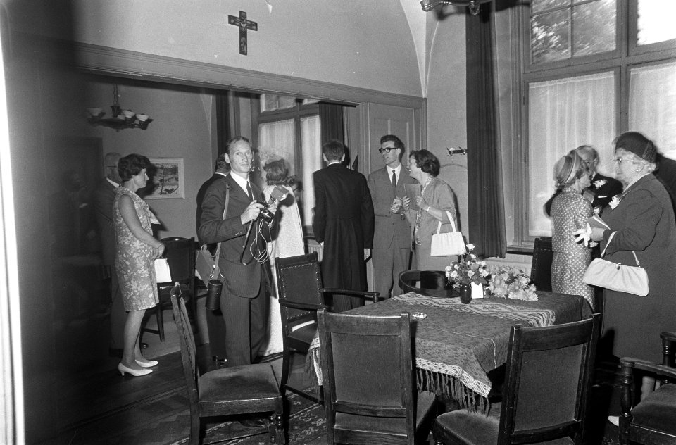 Het bruidspaar op weg naar de kapel van het St. Ignatius College, Bestanddeelnr 922-5778
