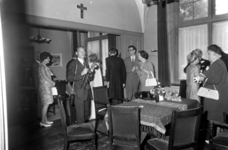Het bruidspaar op weg naar de kapel van het St. Ignatius College, Bestanddeelnr 922-5778