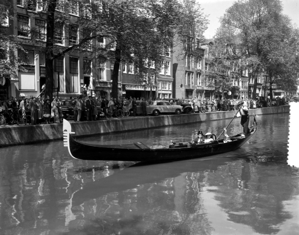 Het bruidspaar Maaskant wordt per gondel over de Amsterdamse grachten vervoerd, Bestanddeelnr 907-7635