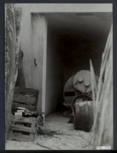 Herstelwerk in Duindorp (Den Haag). Grote hoeveelheden gestolen bier en wijn wor, Bestanddeelnr 120-1025
