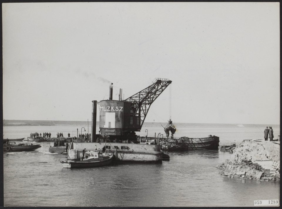 Het dichten van gaten te Zierikzee in de Westhavendijk., Bestanddeelnr 059-1289