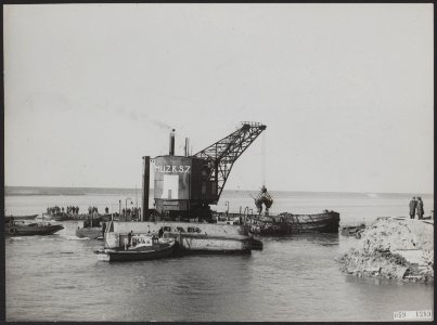 Het dichten van gaten te Zierikzee in de Westhavendijk., Bestanddeelnr 059-1289