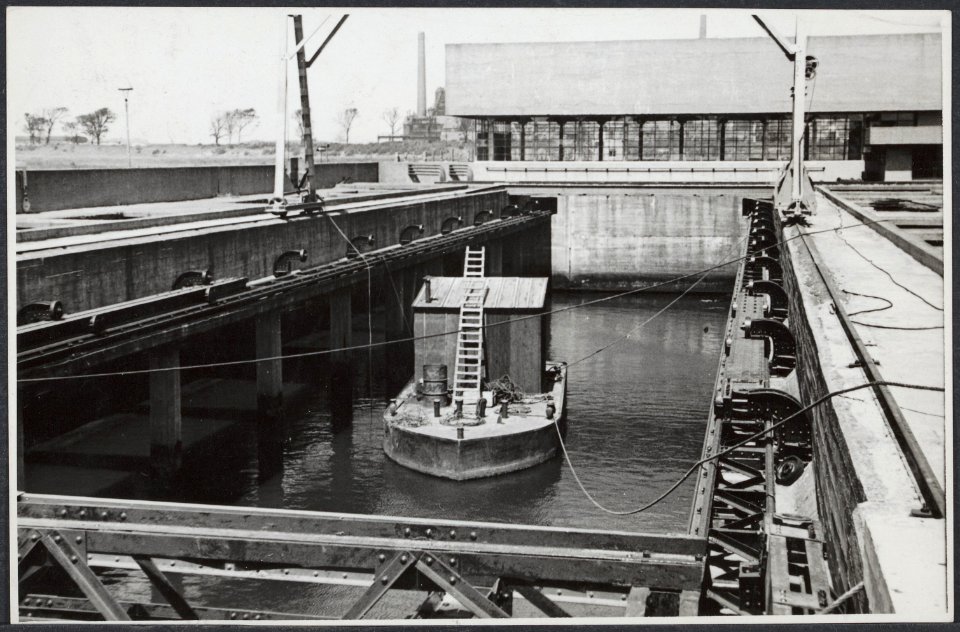 Herstelwerk aan de sluizen van IJmuiden Met behulp van een boot worden in de ni, Bestanddeelnr 512 042