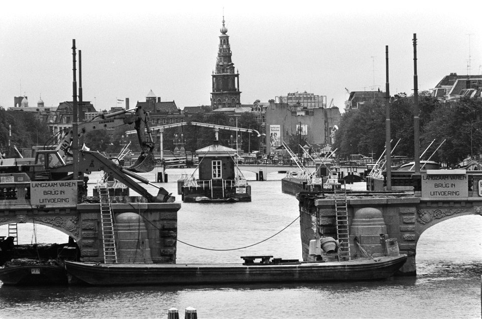 Herstelwerk aan Hoge Sluis brug over Amstel in Amsterdam, Bestanddeelnr 928-6219