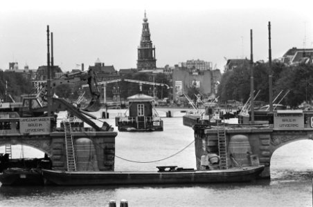 Herstelwerk aan Hoge Sluis brug over Amstel in Amsterdam, Bestanddeelnr 928-6219