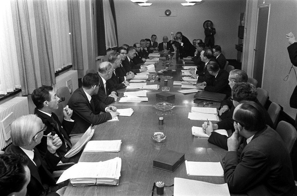 Heropening loon-overleg over de metaal overzicht van vergadering, Bestanddeelnr 921-9253