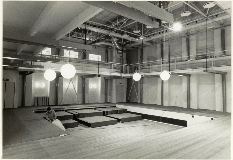 Het Concertgebouw wordt gereed gemaakt voor de heropening op 26 april 1986, NL-HlmNHA 54023310 01