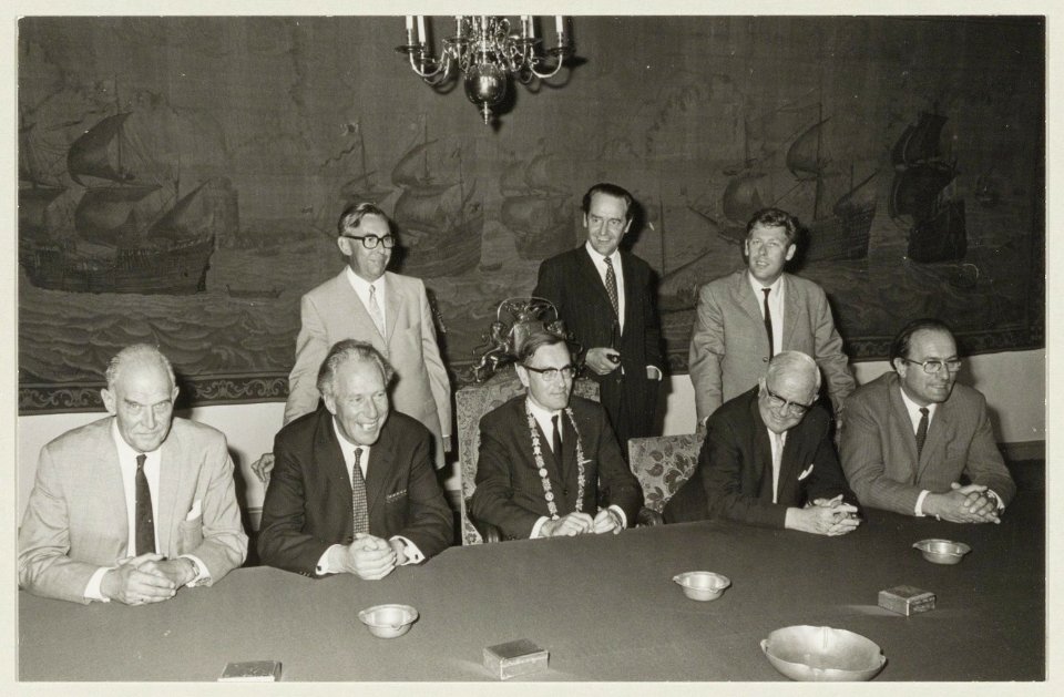 Het college van B & W met v.l.n.r. D.A.J. Spek, D.J.A. Geluk, A. Thuis, L. de Gou ( burgemeester), J.N. Meijsing, W. van Liemt, P.J. van der Ham en P.W. Voskuilen, NL-HlmNHA 54012228