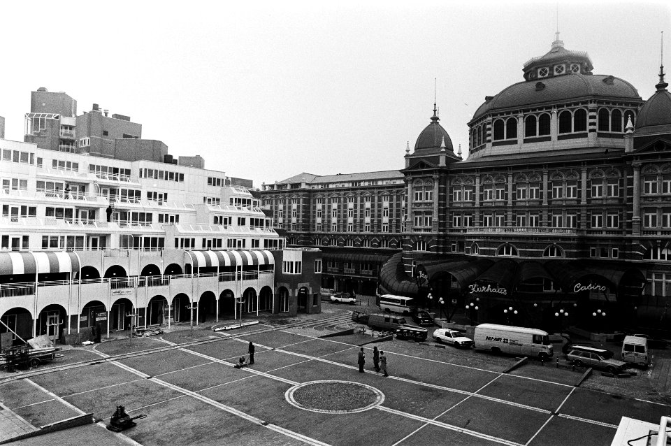 Heropening vernieuwde Gevers Deynootplein (bij Kurhaus) in Scheveningen, vernieuwde plein in Scheveningen, Bestanddeelnr 931-4118