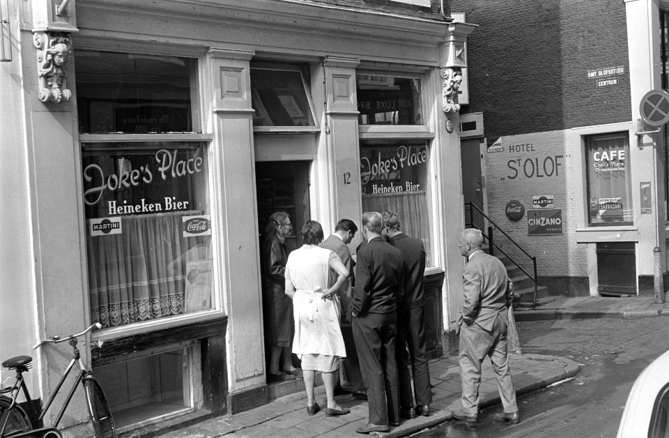 Het cafe John's Place waar gisteravond (8 augustus) een schietpartij plaatsvond, Bestanddeelnr 921-5851