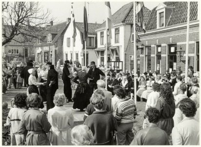 Heropening van het Gasthuisplein met folkloristische dansen. NL-HlmNHA 54005798
