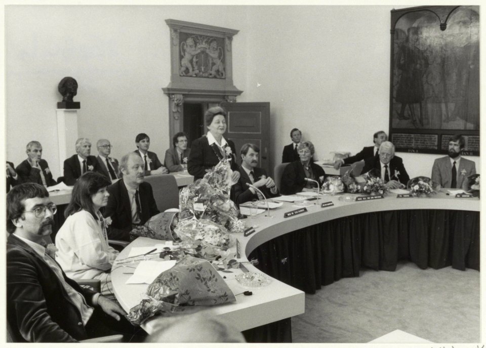 Het College van B & W. V.l.n.r. Bert Bruyn, Loeki van Balen, Ab van Schooten, Elisabeth Schmitz, Hr Kamphuis, Leni van Son, Piet Sikma, Wiebe Koster. NL-HlmNHA 54015612