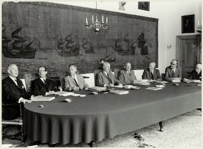 Het college van B & W. met v.l.n.r. wethouders D.A.J. Spek, P.W. Voskuilen, D.J.A. Geluk, burgemeester O.P.F.M. Cremers, Gem. Secr. B.J. Thijssen, wethouders W.F. Happé, A. van der Veldt en, NL-HlmNHA 54011777