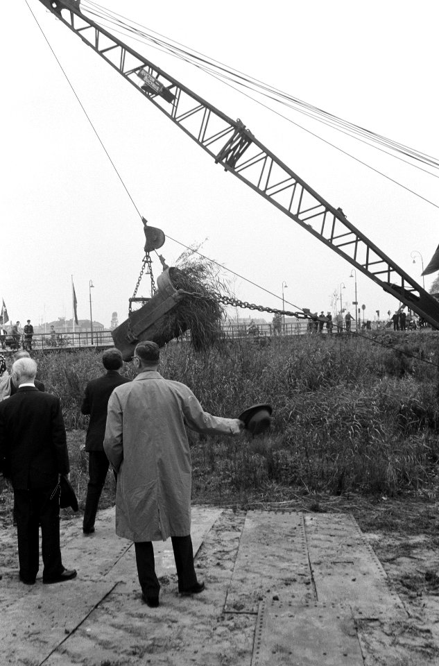 Hervatting IJ tunnelwerkzaamheden . Burgemeester kijkt toe, Bestanddeelnr 912-9984