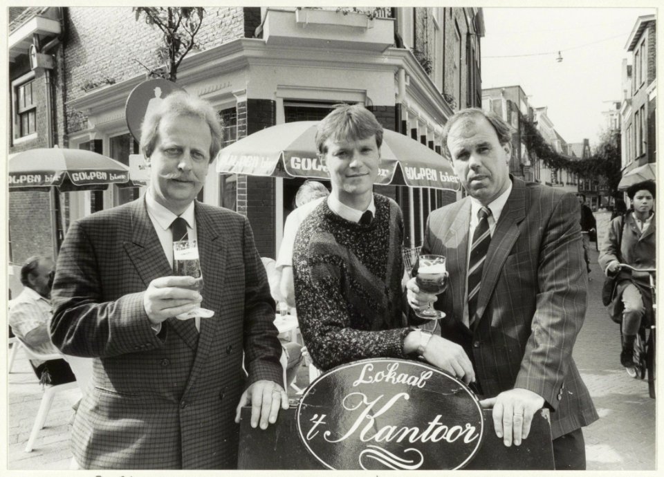 Heropening van café t Kantoor. V.l.n.r. Haagse wijnkoper Peter Alsem, eigenaar Pieter Kloppenburg en bierverkoopleider Chris Schut. NL-HlmNHA 54015468
