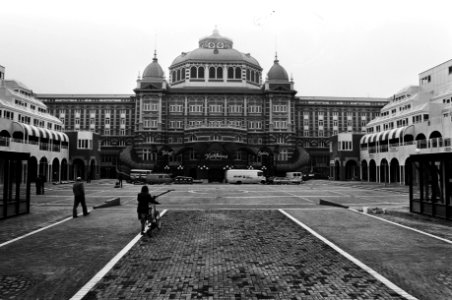 Heropening vernieuwde Gevers Deynootplein (bij Kurhaus) in Scheveningen, vernieuwde plein in Scheveningen, Bestanddeelnr 931-4119